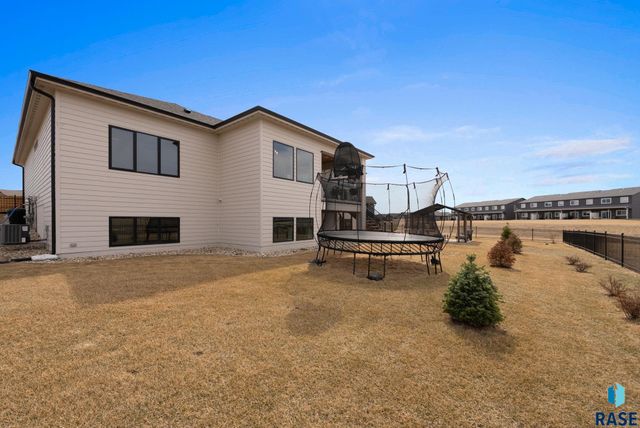 276 Central Park Ct Court, Harrisburg, SD 57032