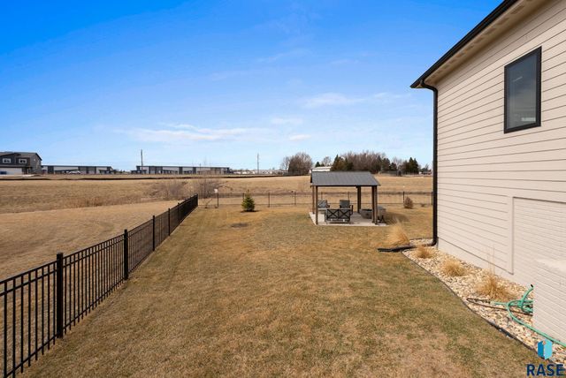 276 Central Park Ct Court, Harrisburg, SD 57032