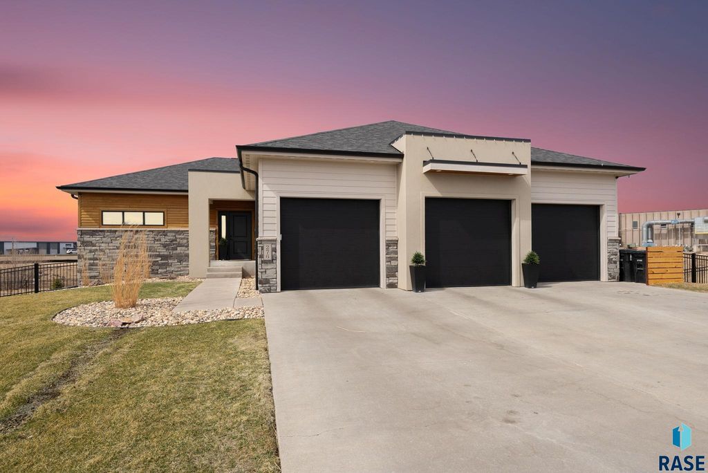 276 Central Park Ct Court, Harrisburg, SD 57032