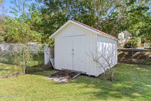 326 S Central Avenue, Waveland, MS 39576