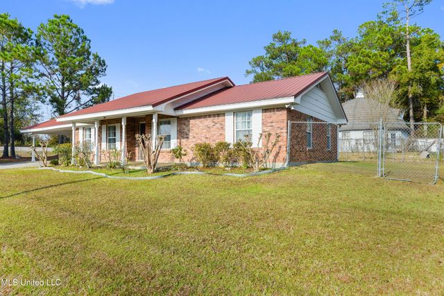 326 S Central Avenue, Waveland, MS 39576