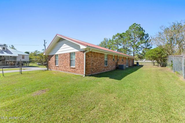 326 S Central Avenue, Waveland, MS 39576