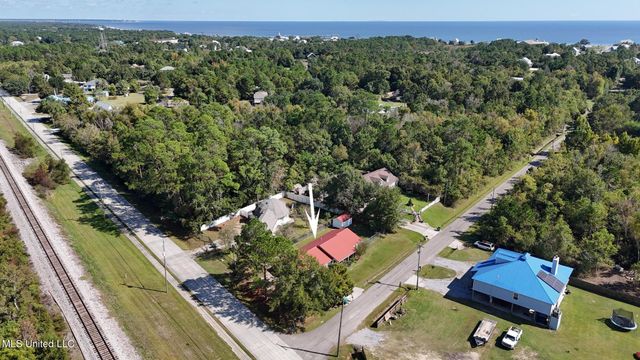 326 S Central Avenue, Waveland, MS 39576