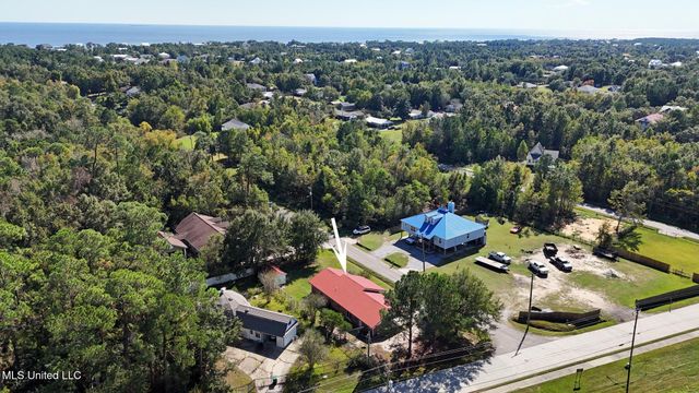 326 S Central Avenue, Waveland, MS 39576