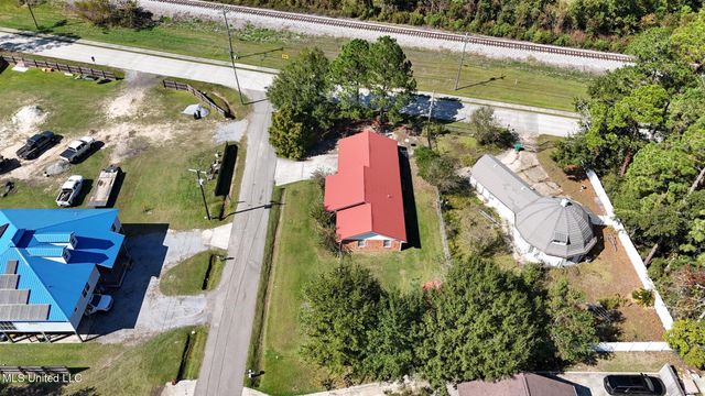 326 S Central Avenue, Waveland, MS 39576