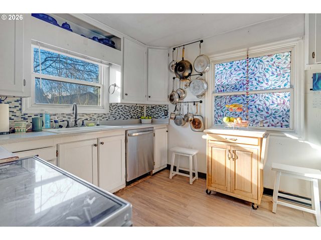 16901 Se IVON St, Portland, OR 97236