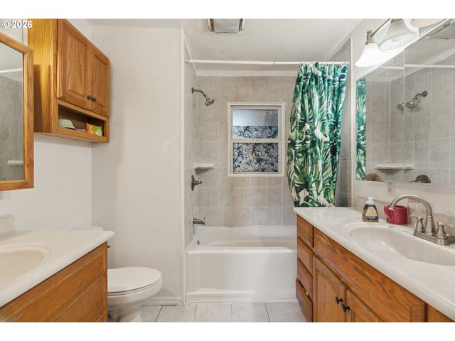 16901 Se IVON St, Portland, OR 97236