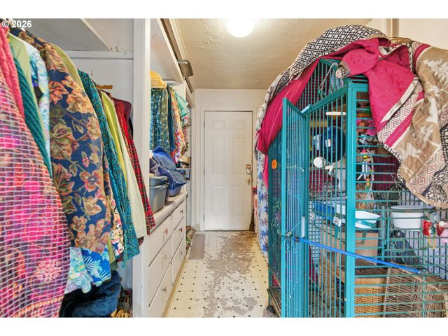 16901 Se IVON St, Portland, OR 97236