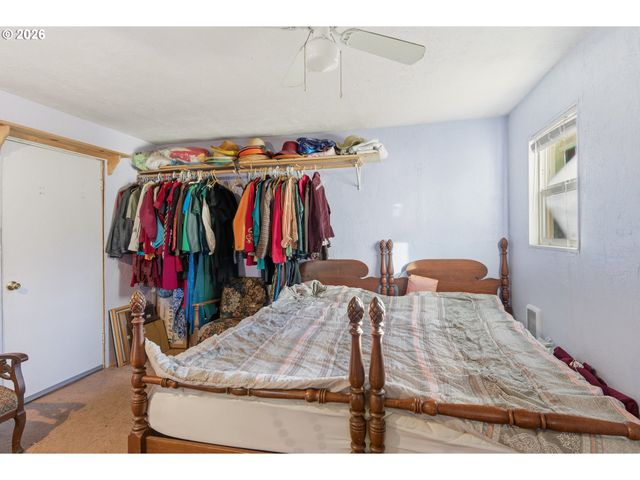 16901 Se IVON St, Portland, OR 97236