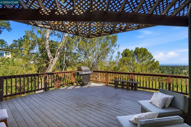 132 Rudgear Dr, Walnut Creek, CA 94596