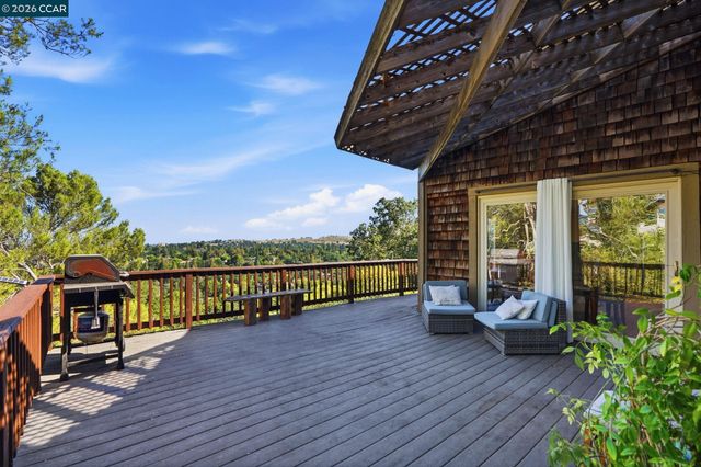 132 Rudgear Dr, Walnut Creek, CA 94596