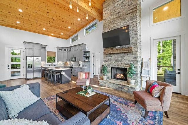 71 Laurel Creek Way, Blue Ridge, GA 30513