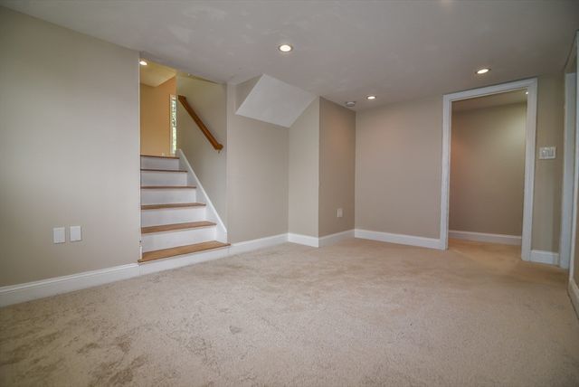 14 Centerville Dr, Salem, NH 03079