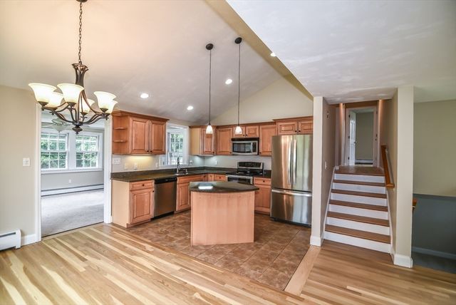 14 Centerville Dr, Salem, NH 03079