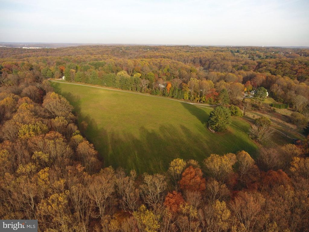 Image 4 of property listing at 1509 PEACHWOOD LN, Cockeysville, MD 21030