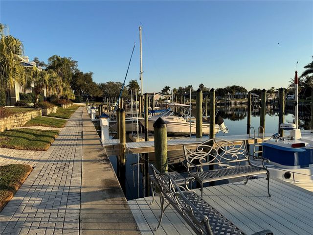 1683 WATERMARK CIRCLE NE, St Petersburg, FL 33702