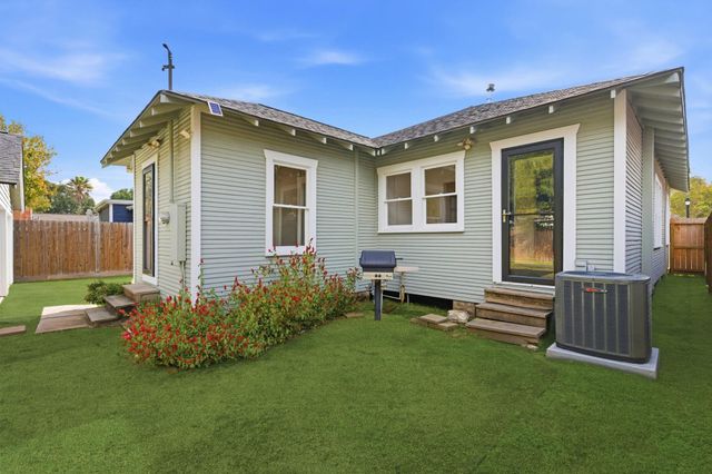 1015 E 14th Street, Houston, TX 77009