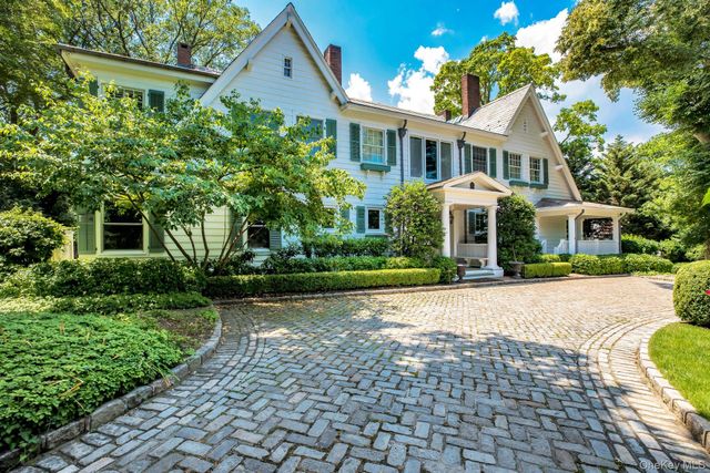 10 Hicks Lane, Port Washington, NY 11050