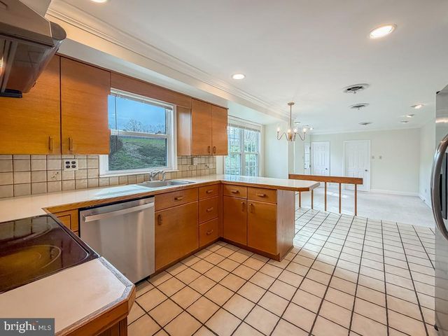 221 FOXCROFT RD, Broomall, PA 19008