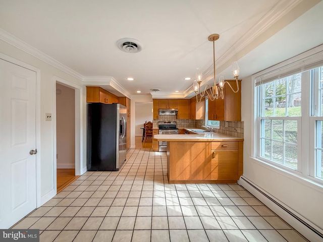 221 FOXCROFT RD, Broomall, PA 19008