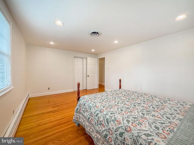 221 FOXCROFT RD, Broomall, PA 19008