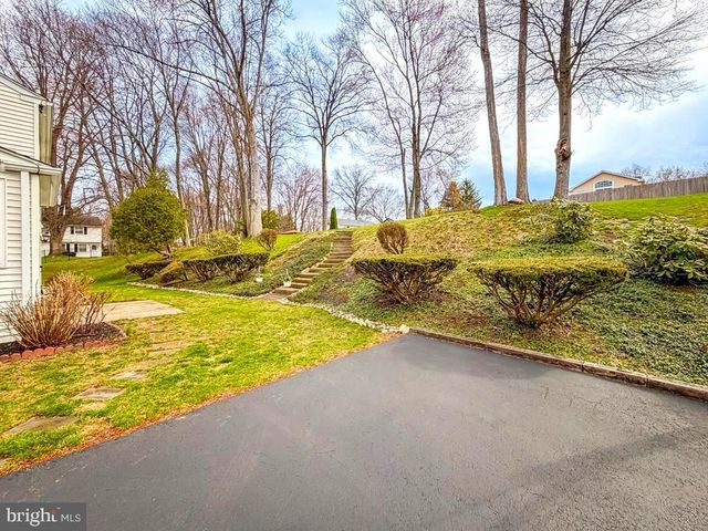 221 FOXCROFT RD, Broomall, PA 19008