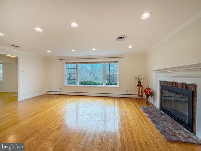 221 FOXCROFT RD, Broomall, PA 19008