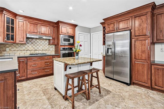 907 Bearhollow Road, Greensboro, NC 27410
