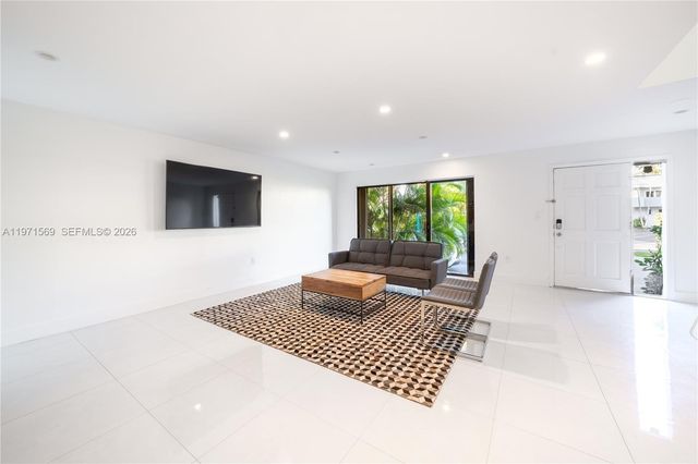 3736 NE 166th St 114, North Miami Beach, FL 33160