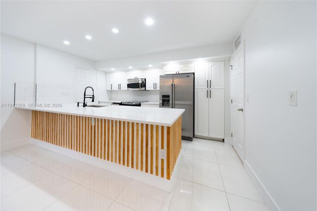 3736 NE 166th St 114, North Miami Beach, FL 33160