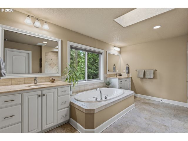 5352 WASHINGTON Ct, Lake Oswego, OR 97035
