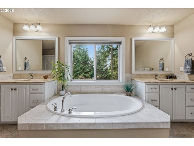5352 WASHINGTON Ct, Lake Oswego, OR 97035