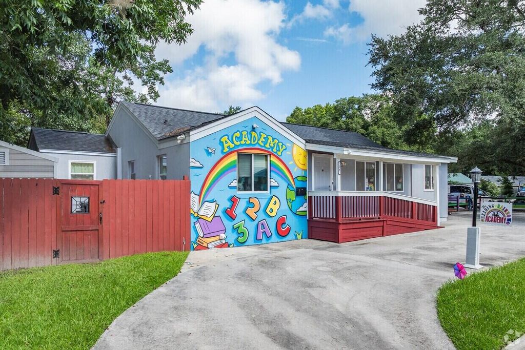 24 Sycamore Avenue, Charleston, SC 29407