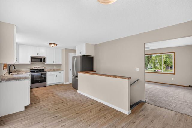 18212 Ginavale Lane, Eden Prairie, MN 55346