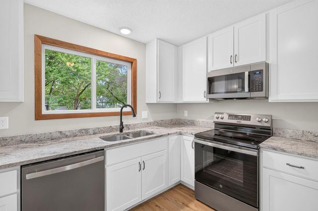 18212 Ginavale Lane, Eden Prairie, MN 55346