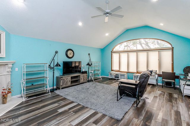 546 Bruns Drive, Rossford, OH 43460