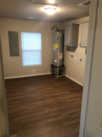 709 W Live Oak Street, Alvord, TX 76225