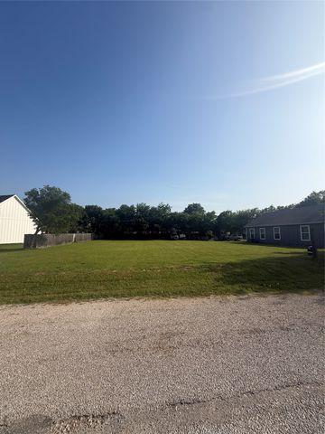 709 W Live Oak Street, Alvord, TX 76225