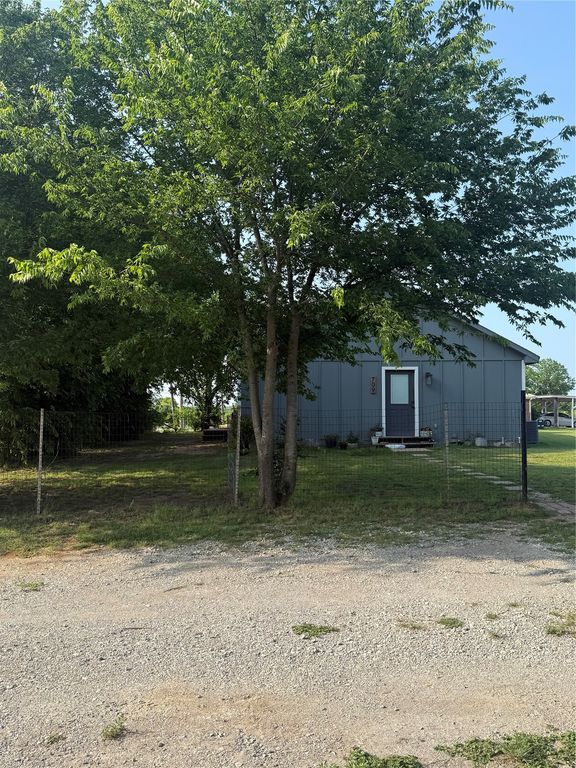 709 W Live Oak Street, Alvord, TX 76225