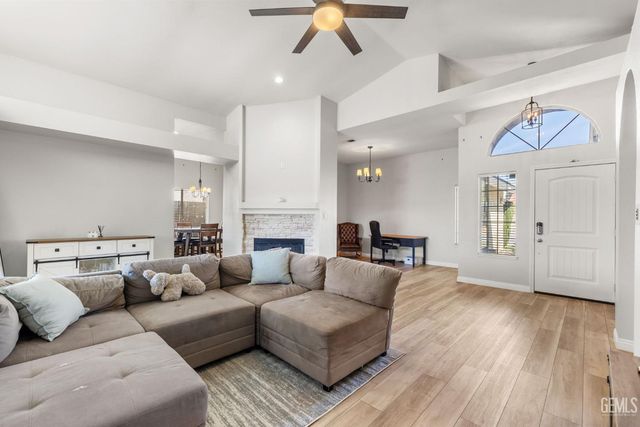 8709 Sand Fox Court, Bakersfield, CA 93312