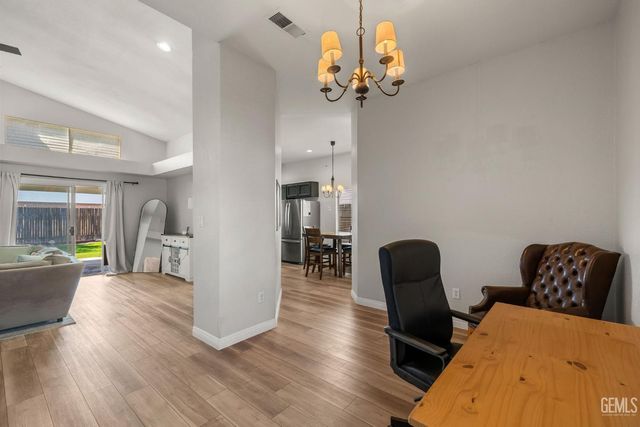 8709 Sand Fox Court, Bakersfield, CA 93312