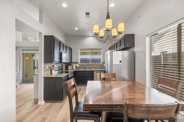 8709 Sand Fox Court, Bakersfield, CA 93312