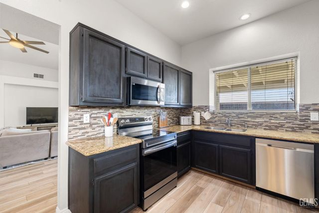 8709 Sand Fox Court, Bakersfield, CA 93312