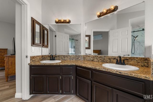 8709 Sand Fox Court, Bakersfield, CA 93312