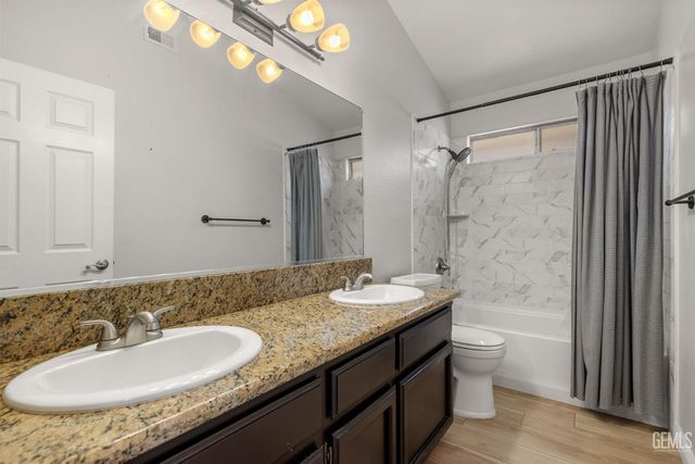 8709 Sand Fox Court, Bakersfield, CA 93312