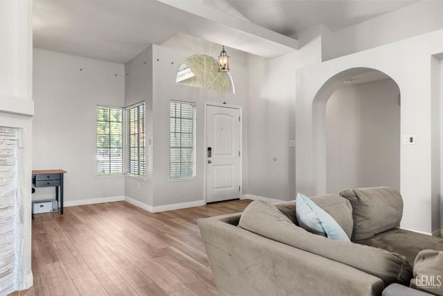 8709 Sand Fox Court, Bakersfield, CA 93312