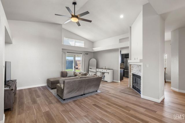 8709 Sand Fox Court, Bakersfield, CA 93312