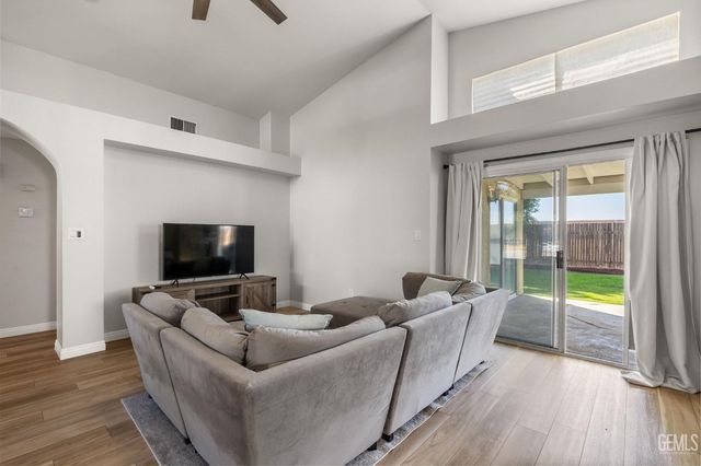 8709 Sand Fox Court, Bakersfield, CA 93312