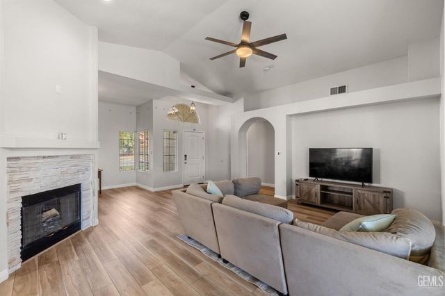 8709 Sand Fox Court, Bakersfield, CA 93312