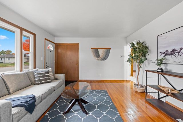 1322 W 5TH AVENUE, Oshkosh, WI 54902